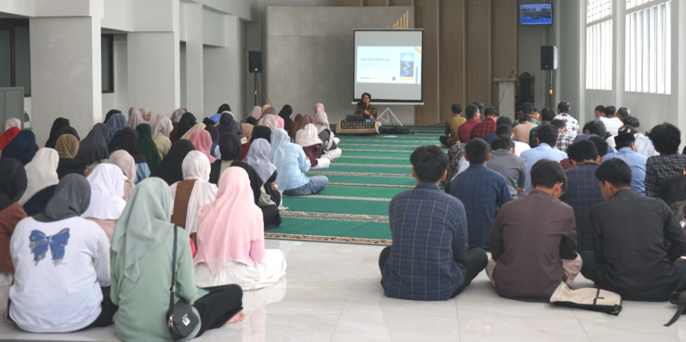 Lazis Unisia Bekali Penerima Beasiswa Prestasi dengan Pola Pikir Penentu Masa Depan